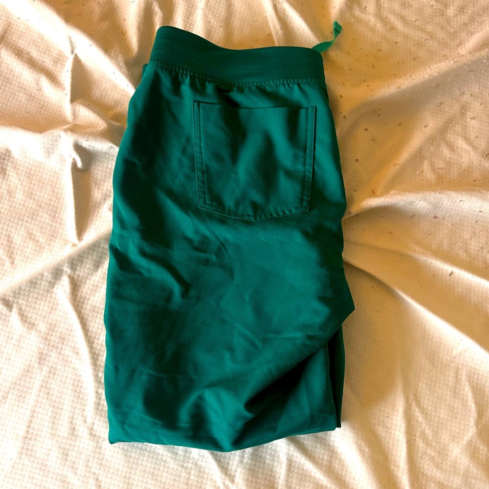 I CAN ONLY SHIP ON TUESDAYS!!! 
FIGS joggers